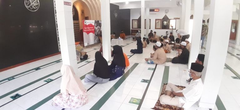 Terlihat Anak Yatim Khusyuk Mendengarkan Tausiyah