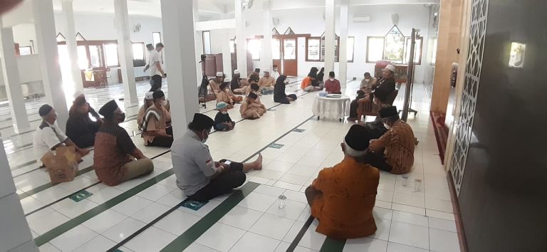 Bapak RT 03, Ketua DKM, dan Pembina DKM Khusyuk Mendengarkan Tausiyah