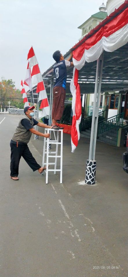 Pemasangan Ornamen Merah Putih Dalam Rangka Menyambut Kemerdakaan RI Ke 76