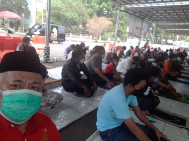 Suasana sholat jum’at dengan menerapkan protokol kesehatan yang ketat