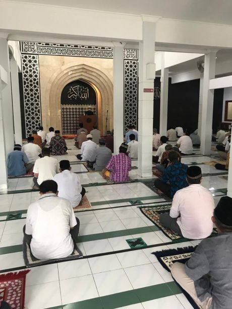 Suasana sholat jum’at dengan menerapkan protokol kesehatan yang ketat.